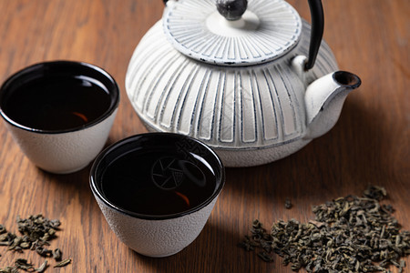 茶壶和木制背景的茶壶和图片