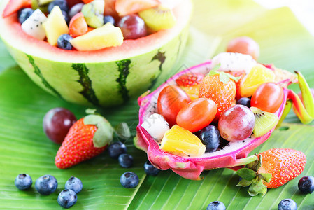 水果沙拉碗用于龙和西瓜蔬菜中的水果沙拉碗健康食品香蕉叶上热带图片