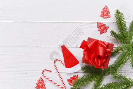 礼物盒和节日新年快乐物品圣诞假日背景带有圣诞帽子和小树枝装饰糖果甘蔗顶视图复制空间图片