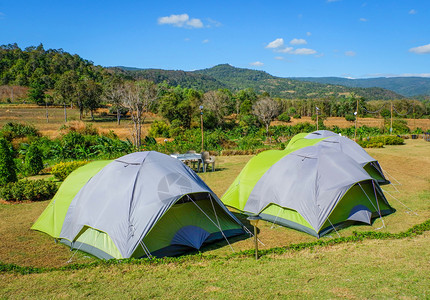 山背景的露营帐篷旅游者图片