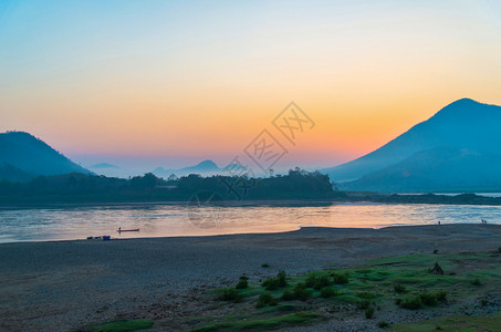 在湄公河亚洲渔船上的海滨夫风景鲜明的海边滨美丽的日出和山地背景的色彩多天空湄公河亚洲背景图片