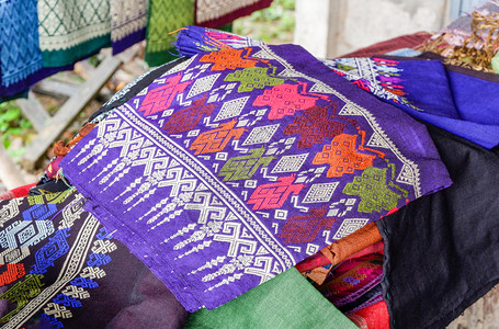 衣服线编织丝绸店上传统的泰语和老挝沙龙色彩多图片