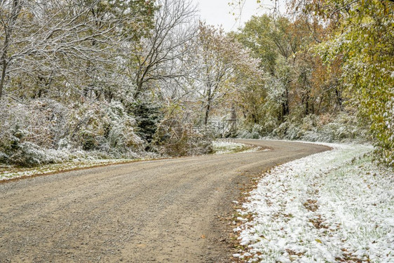 穿过森林的风沙路秋天雪的景密苏里西部的蜜溪保护区图片