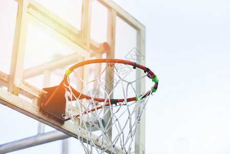 在户外运动场露天中旧篮球围阳光照在运动中的旧篮球图片