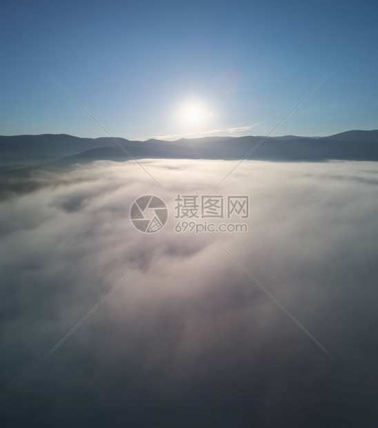 山上的早雾自然景观图片