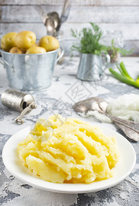 土豆泥和白碗黄油背景图片