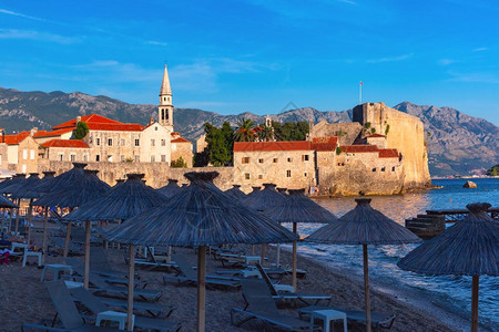 黑山亚得里海的黑山城镇布德瓦Budva旧城和海滩黑山图片