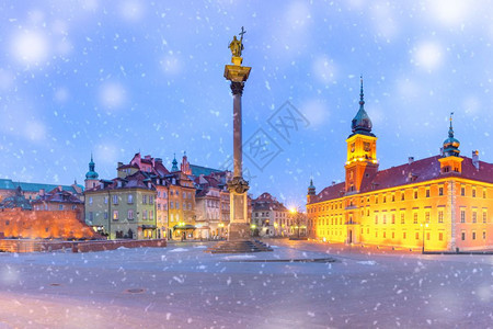 城堡广场与皇家多彩的房屋和旧城西格斯曼德列雪天清晨蓝色时段波兰华沙夜晚在波兰华沙的城堡广场图片