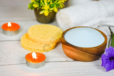 天然浴用品蜂蜜药草温水和芳香治疗蜡烛光图片