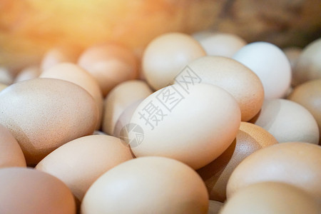 农场鸡中大量蛋食品在篮子中闭鸡蛋有选择的焦点图片