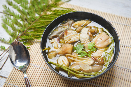 Mushroom汤碗黄野蘑菇或GrisetteAmanitahemibapha阴道食用蘑菇煮亚洲菜图片