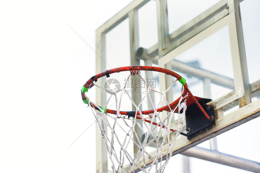在户外运动场露天公共竞技街头体育运动概念中旧篮球圈在运动的白色背景上旧篮球圈图片