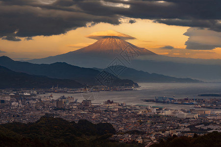 日本落时分在本静冈市的港口和在工业区附近有顶云的藤山空中观察图片