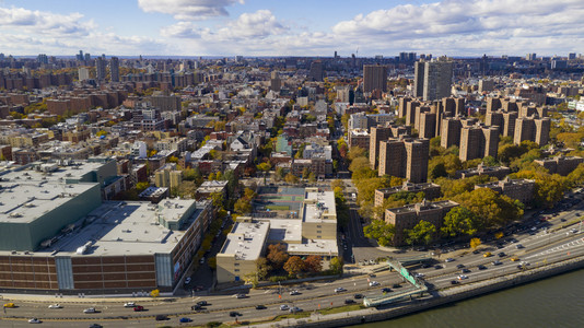 纽约哈林市内和周围曼哈顿岛远北的空中观察城市高清图片素材