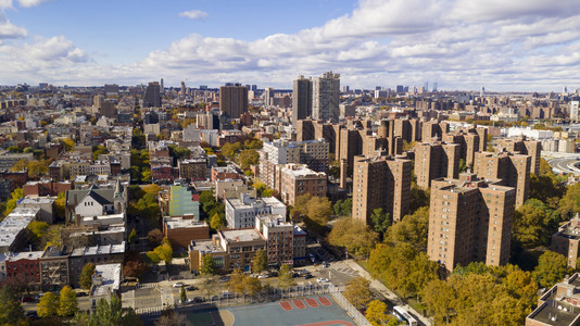 纽约哈林市内和周围曼哈顿岛远北的空中观察城市景观高清图片素材