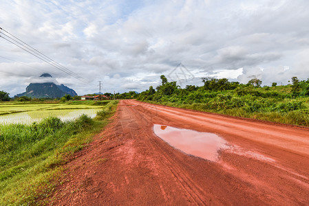 农村水坑泥土道路图片