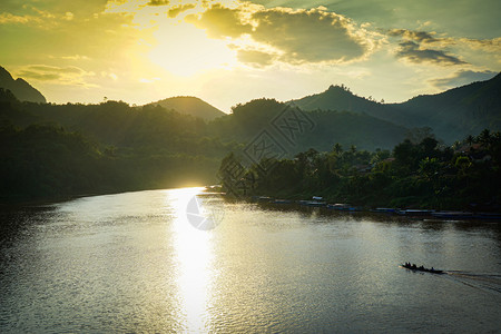 在日出晨景美丽的自然日落东南亚热带绿林和山岳的船乡间图片