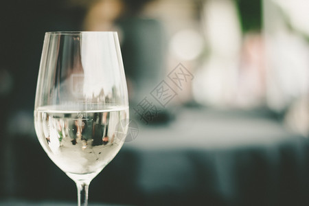 用白葡萄酒把杯子切掉夏天图片