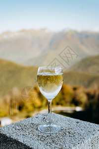美丽的山本色一杯白葡萄酒图片