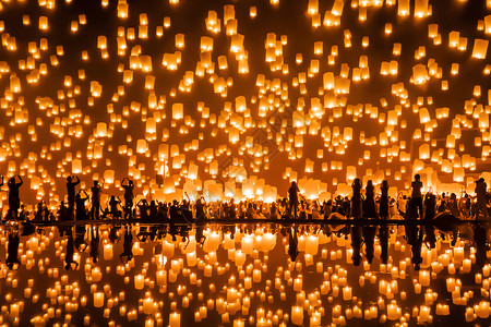 泰国人民放空浮灯或以敬拜佛和尔斯柯反光的遗迹泰国清迈的传统节日Loykrathong和YiPengLananna的庆典背景图片