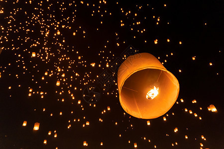 泰国人民放空浮灯或在夜里拜佛和龙圣物泰国清迈传统节Loykrathong和YiPengLanna仪式庆祝背景图片
