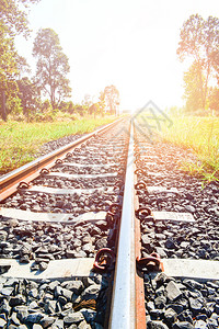 自然夏季农村火车的铁路轨钢图片