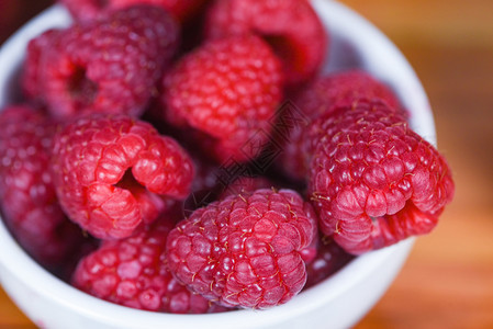 碗上新鲜的草莓在木本底关闭红莓果最高视图图片