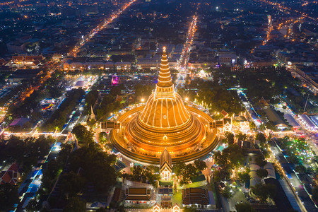 夜晚PhraPathommachedi寺庙的空中最顶层景色带有住宅的金佛塔泰国NacornPathom区城市圣泰建筑图片
