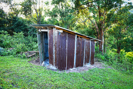 在一座村山上有锌屋顶的旧木马林内屋厕所小图片