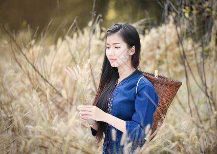 亚洲种植草地的女农民美丽的亚洲年轻女孩快乐微笑的肖像与农村收割业的篮子一模样着装部落生活背景图片