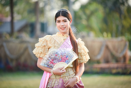 亚洲女泰式礼服美丽的年轻女孩肖像微笑泰国传统服装图片