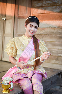 亚洲妇女泰式礼服美丽的年轻女孩肖像笑着泰国传统服装图片