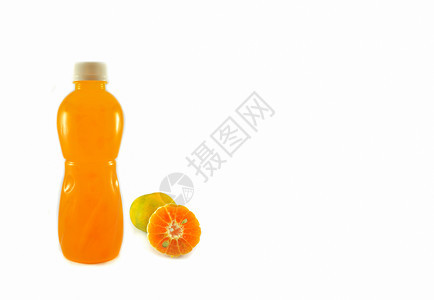 白底隔离的塑料瓶中橙汁和子果图片