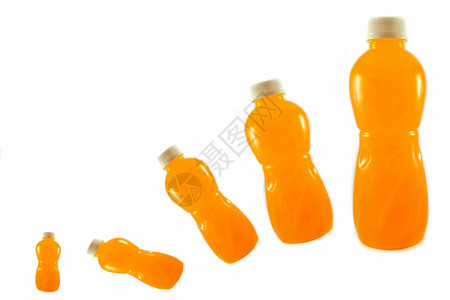 5个塑料瓶中的橙汁果子白底隔离在的5个塑料瓶中图片