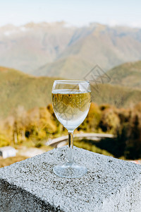 美丽的山本色一杯白葡萄酒图片