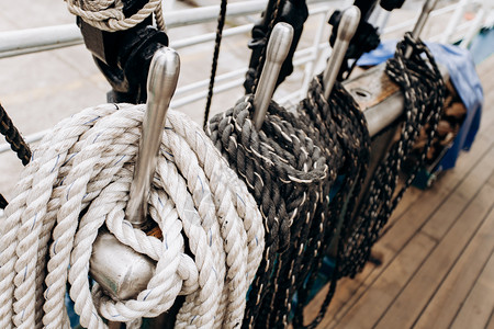 旧帆船用系绳闭合木板图片