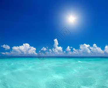 蓝色阳光明媚的海水表面图片