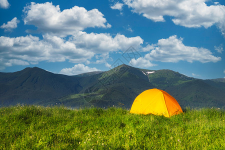 在乌克兰喀尔巴阡山上的露营帐篷图片