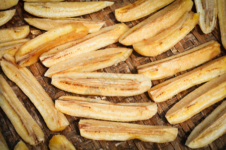 干燥香蕉背景日晒竹子篮上干燥的有机香蕉长片图片