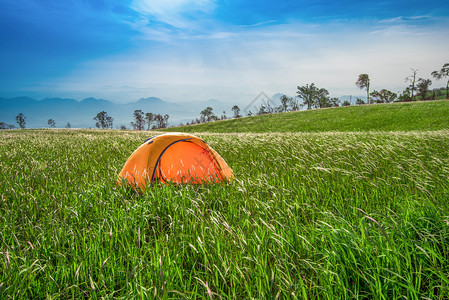 山上露天的帐篷地带蓝天风景露营帐篷黄在森林的田野上清晨美丽的天然绿草地图片