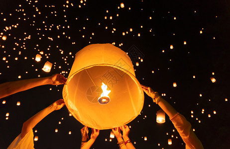泰国人民放空浮灯或在夜里拜佛和龙圣物泰国清迈传统节Loykrathong和YiPengLanna仪式庆祝背景背景图片