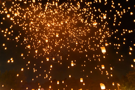 泰国人民放空浮灯或在夜里拜佛和龙圣物泰国清迈传统节Loykrathong和YiPengLanna仪式庆祝背景图片