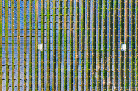 农场屋顶上的太阳能电池板或的空中观察绿田发电厂泰国可再生能源工业中的生态电力技术图片