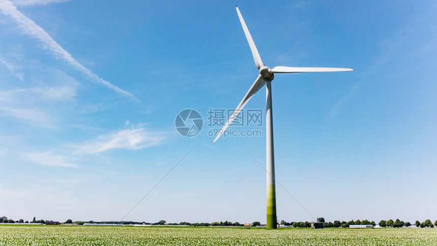 风车在夏季田地上磨坊在绿色田地上美丽的风景和磨坊图片