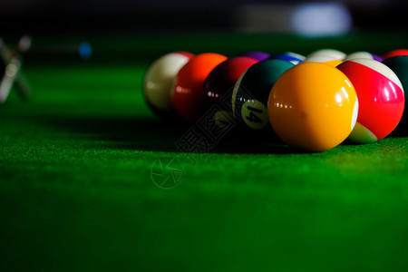 Billiard球绿色冰淇淋上多彩的螺旋球图片