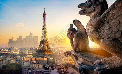 法国巴黎日落时斯通奇梅拉和艾菲尔铁塔高清图片