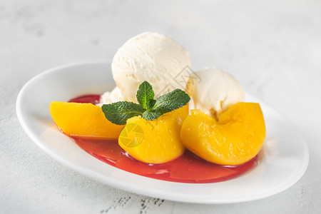 PeachMelba桃子甜点和红莓酱加香草冰淇淋图片