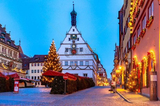 在德国南部巴伐利亚州罗德堡广场的中世纪老城罗德堡陶伯市的圣诞街和场广上装饰和照亮图片