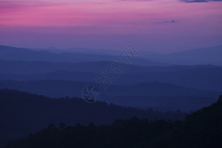 自然地貌背景观美丽的象清晨雾填满平滑山丘脉谷图片