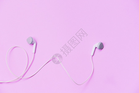 粉红背景的耳文音乐是我的生活和娱乐听音概念白色耳机在顶端图片